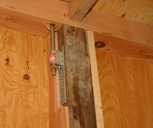 柱に金具を取り付け補強した耐震リフォーム工事写真。