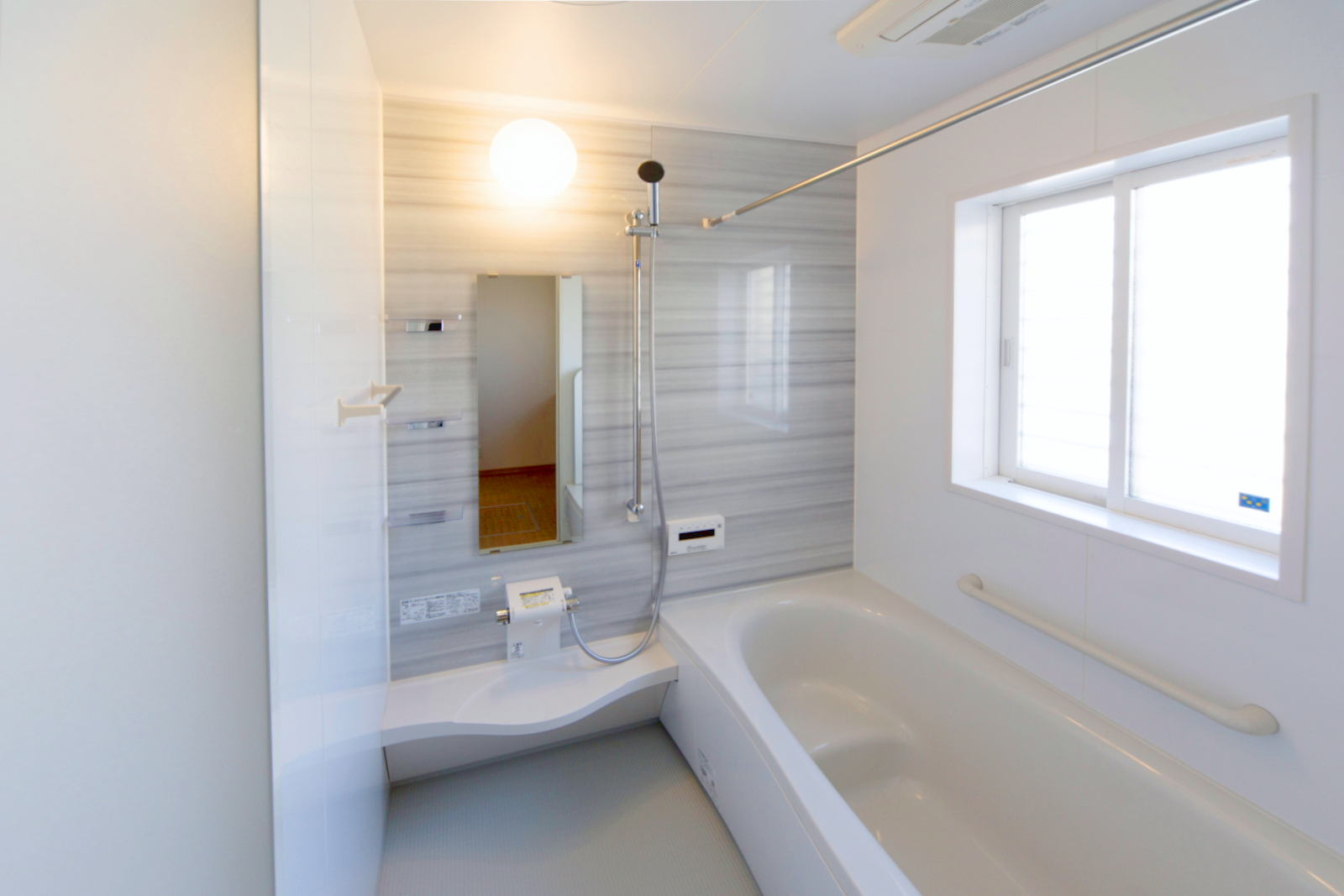 清潔感ある明るいグレーとホワイトの浴室