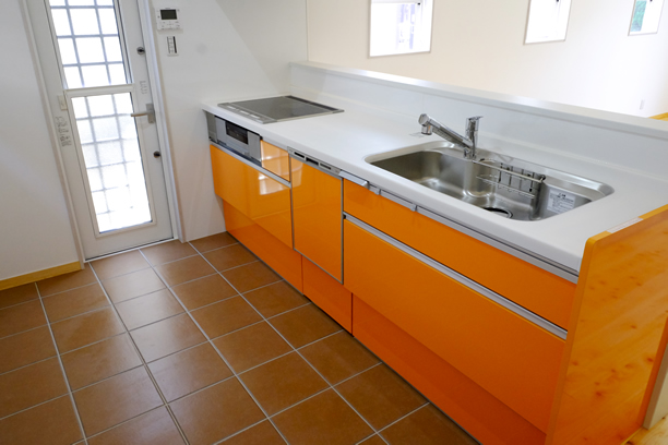 オレンジのキッチンにテラコッタタイルのおしゃれなキッチン