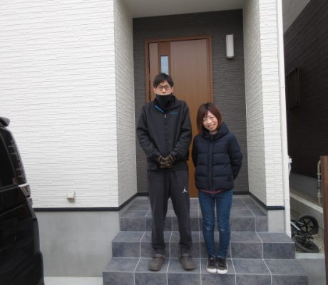 階段にも扉。空間を区切れる使い勝手のよい家